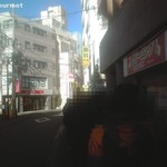 ラーメン二郎 - ここから1時間30分待ち