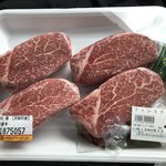 いづつ屋 本店 - フィレ150g×4切れ
                                各肉にラップがされている。