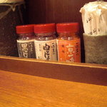 熟成細麺 宝屋 - 香辛料は一休堂で統一されてます