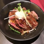 ミート ラッシュ - 肉盛りステーキ丼