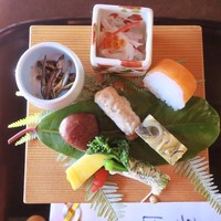 国登録文化財 二木屋 - 祝八寸 紅白膾いくら、サーモン小袖寿司、叩き牛蒡、丁呂木、五万米、烏賊黄身焼、栗渋皮煮、ふぐ皮煮凍り、菜の花おぼろ昆布巻