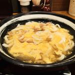 杵屋 - ラー油をぶっかける前の卵とじうどん。