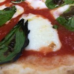 ピッザピッザピッザ - 「マルゲリータ」接写。『Pizza Pizza Pizza』定番の逸品。抜群の人気を誇る品である。たっぷりのトマトピューレに香ばしく香るバジルの風味、濃厚な味わいのチーズとの三重奏が堪らない。