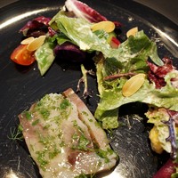ナチュール・エ・サンス - 前菜：天然寒ブリの軽い燻製　柚子ハーブ風味サラダ仕立て