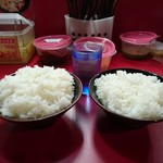 ライス税込み110円で大盛り無料！左・大盛り、右・普通盛り