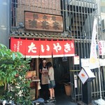 浪花家総本店 - 色鮮やかな赤い暖簾に目がいきます。