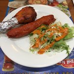 インド・ネパール料理 ガネーシャ - タンドリーチキンとシークカバブ✧*。大きさも丁度良く、焼き加減も良いです✧*。焦げたところが香ばしいのです。ここにもサラダ乗ってますね(^ω^;)