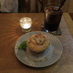 地球を旅するCAFE - バナナと有機ピーナッツバターのマフィン＆アイスコーヒー（ストロング）