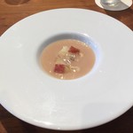 セゾニエ - 白桃のスープ　イベリコ豚の生ハム添え