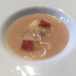 Saisonnier - 白桃のスープ　イベリコ豚の生ハム添え