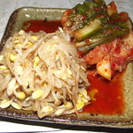 鶏魂鳥福 - もやしナムルとキムチ