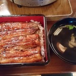 どぜう飯田屋 - 特上鰻重。お新香と肝吸い付き。