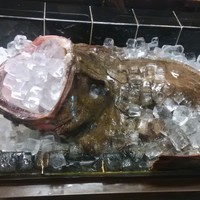 いせ源 - 店先に展示されたアンコウ