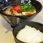 武虎 - 背脂豚骨ラーメンとサービスのライス