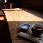 店内の窓向きカウンター席