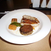 ビューアンドダイニングザスカイ - 薩摩赤鶏のモモ肉、黒毛和牛ハンバーグの鉄板焼です。
