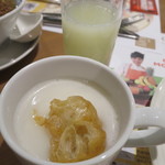 Shangri-La's Far Eastern Plaza Hotel - フレッシュグアバジュース、アーモンドティー