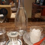 酒蔵BAR えん - 蒼空のグラスと和らぎ水ボトル。