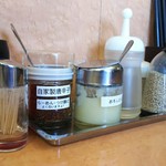 麺や天鳳 - 卓上調味料たち