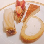 アピシウス - 2017.12.  木次乳業の生クリームロール、クラシックプディング、苺のチョコレートケーキ、フレッシュルレクチェのタルト