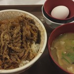 すき家 - 牛丼特盛 とん汁たまごセット 830円