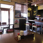 カウンター５席に、テーブル席は２つ・・・