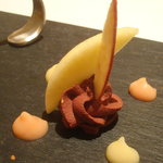 オルタシア - アミューズ・ブッシュ(ブーダン・ノワール　林檎のソースと林檎のチップ(正式名称は不明))。