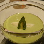 オルタシア - 有機野菜のヴァリエーション(グリーンアスパラのスープ)。
