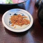 kaisenizakayaippachi - 定食の小鉢は美味しい魚のフレークでした。