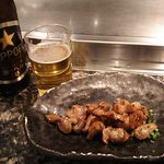 Chibou - 中瓶ビール 618円、砂ずり鉄板焼き 669円 2017年12月