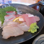 kaisenizakayaippachi - 刺身は新鮮な鯛やブリを料理職人歴45年の料理長がさばいた盛り合わせです。
                      