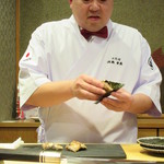 照寿司 - 粕酢のシャリを挟み、有明の海苔で…