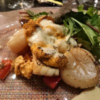 キャトルラパン - 鯛のソテーと帆立貝柱、雲丹の炙り 白ワインとバルサミコのソースで　※オマール海老の代替料理