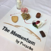 ザ モメンタム バイ ポルシェ - デザートプレートーポルシェの形が！