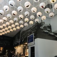 ザ モメンタム バイ ポルシェ - 見上げれば、天井にはポルシェのミニカーがいっぱい！