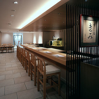 A Japanese space where you can feel the warmth. A private room that can accommodate up to 12 people can also be used for banquets.