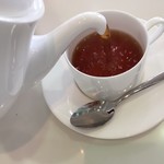 タカノフルーツパーラー - ティーカップに注いでいただきます。