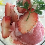 タカノフルーツパーラー - 苺のパフェ アップ