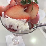 タカノフルーツパーラー - 苺のパフェ リフトアップ