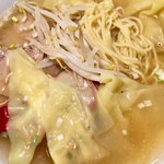 中華菜館 紅宝石 - 細麺とたっぷりのワンタン