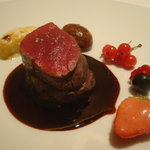 オルタシア - 蝦夷鹿もも肉の岩塩包み　パースニップのグラチネ　５種類のベリーソース。