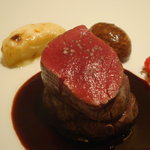 オルタシア - 蝦夷鹿もも肉の岩塩包み　パースニップのグラチネ　５種類のベリーソース。
