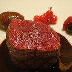 オルタシア - 蝦夷鹿もも肉の岩塩包み　パースニップのグラチネ　５種類のベリーソース。