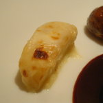 オルタシア - 蝦夷鹿もも肉の岩塩包み　パースニップのグラチネ　５種類のベリーソース(パースニップのグラチネ)。