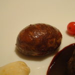 オルタシア - 蝦夷鹿もも肉の岩塩包み　パースニップのグラチネ　５種類のベリーソース(栗の素揚げ)。