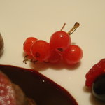 オルタシア - 蝦夷鹿もも肉の岩塩包み　パースニップのグラチネ　５種類のベリーソース(すぐり)。