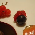 オルタシア - 蝦夷鹿もも肉の岩塩包み　パースニップのグラチネ　５種類のベリーソース(ブルーベリーとフランボワーズ)。