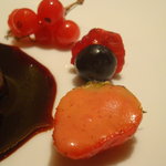 オルタシア - 蝦夷鹿もも肉の岩塩包み　パースニップのグラチネ　５種類のベリーソース(イチゴのマリネ)。