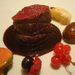 オルタシア - 蝦夷鹿もも肉の岩塩包み　パースニップのグラチネ　５種類のベリーソース。