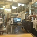 ロージナ茶房 - 180104 店内。きしみが聞えてきそうな立て付けも戦後直後を感じさせます。